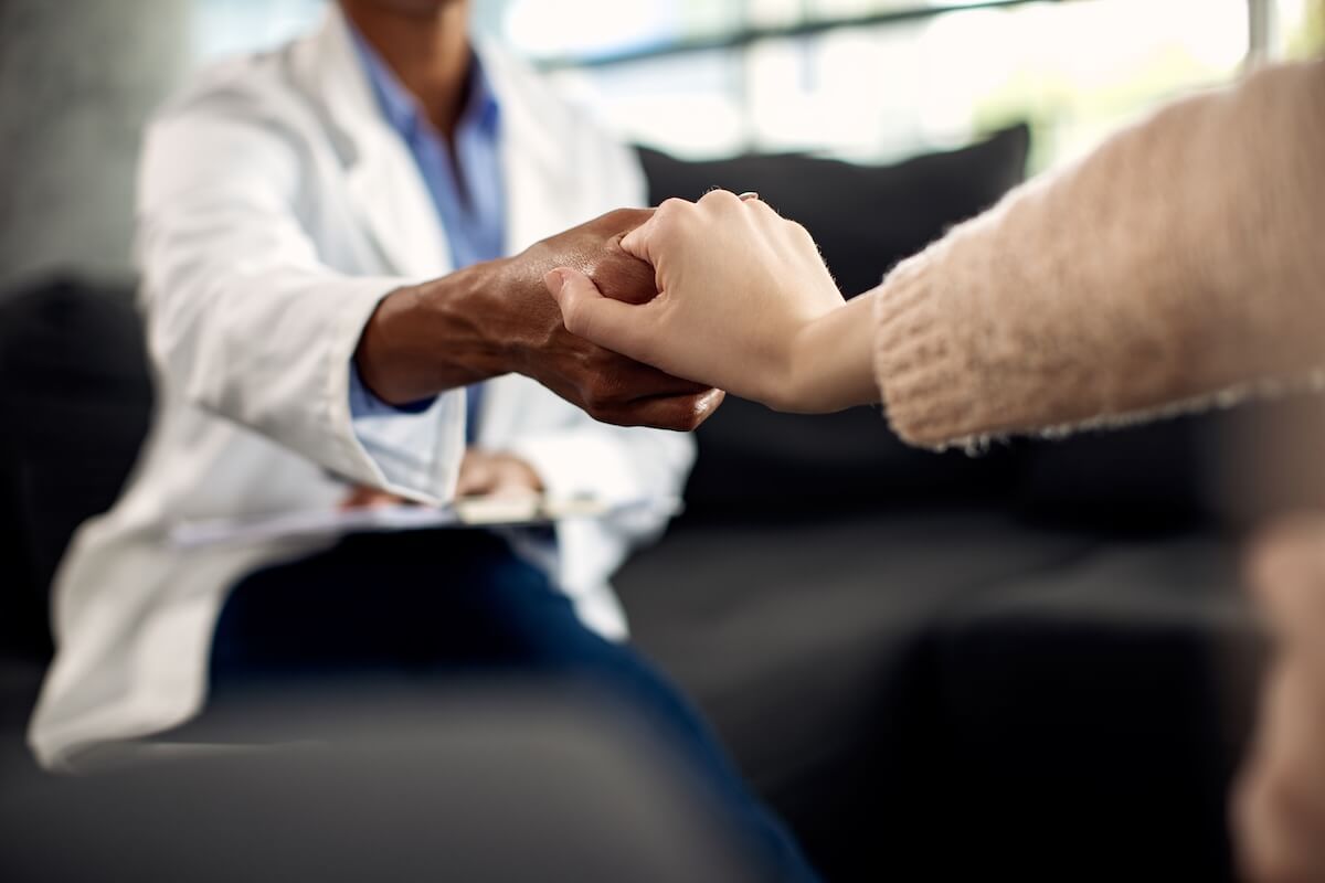 closeup-psychotherapist-her-patient-holding-hands-session
